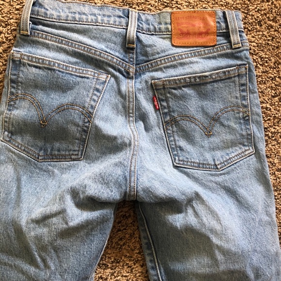 SOLD⭐️Levi’s ⭐️Button Up⭐️ - Picture 3 of 3